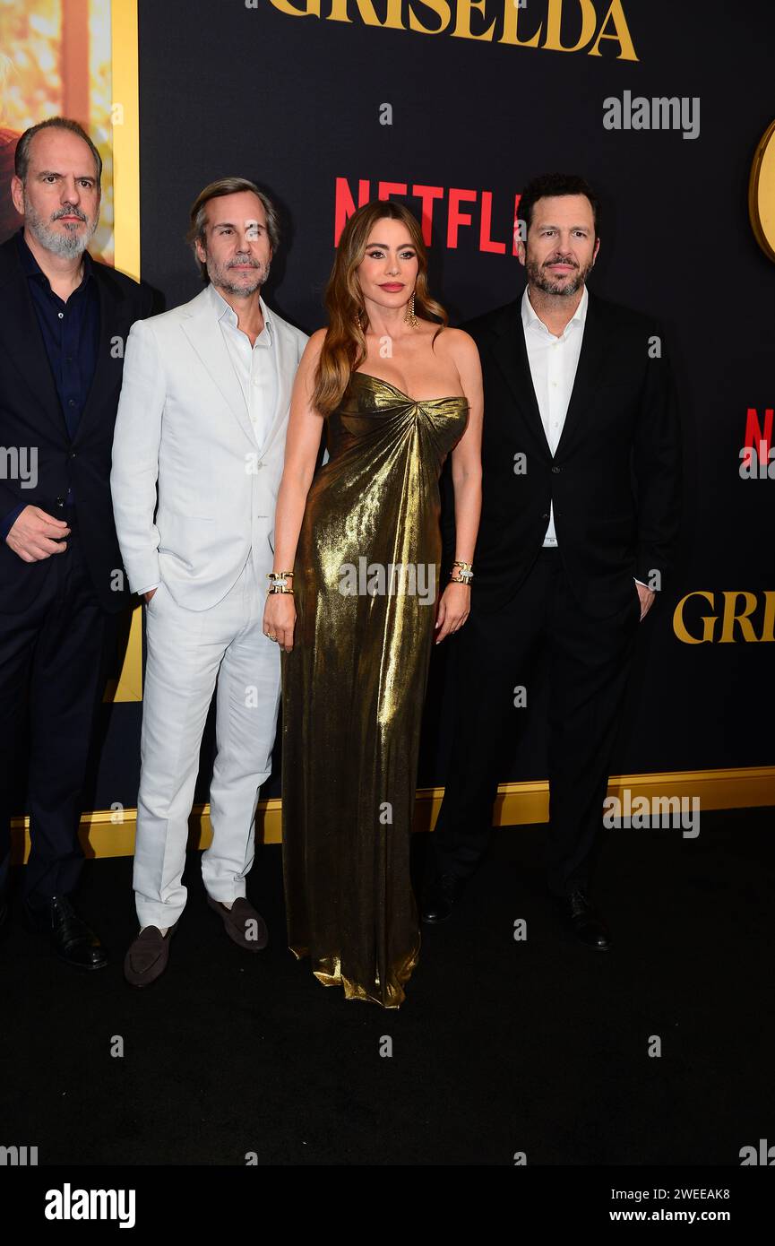 Miami Beach, USA. Januar 2024. MIAMI BEACH, FLORIDA - 23. JANUAR: Luis Balaguer, Andrés Baiz, Sofía Vergara und Eric Newman nehmen am 23. Januar 2024 in Miami Beach, Florida, an der Premiere von „Griselda“ in Miami Beach Teil. (Foto: JL/SIPA USA) Credit: SIPA USA/Alamy Live News Stockfoto