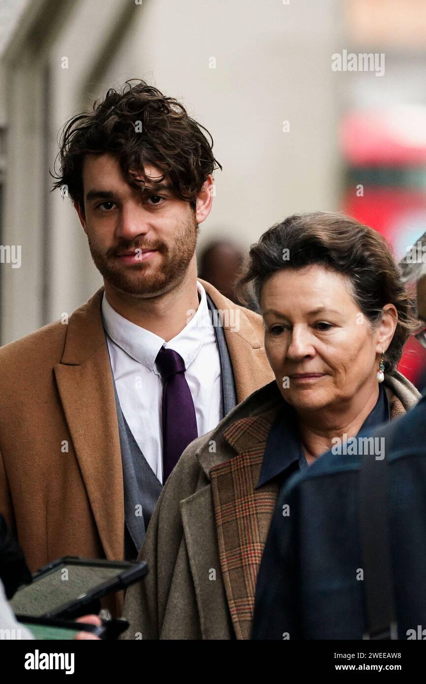 Constance Martens Bruder Tobias Marten und ihre Mutter Virginie de Selliers erreichen das Old Bailey. Der Prozess gegen einen Aristokraten und ihren Partner, der wegen des Todes ihrer kleinen Tochter beschuldigt wird, wird voraussichtlich am Donnerstag beginnen. Constance Marten, 36, und Mark Gordon, 49, wurden vor Gericht gestellt, nachdem Baby Victoria tot in einem Kleinod in Brighton, East Sussex, im März letzten Jahres aufgefunden wurde. Bilddatum: Donnerstag, 25. Januar 2024. Stockfoto