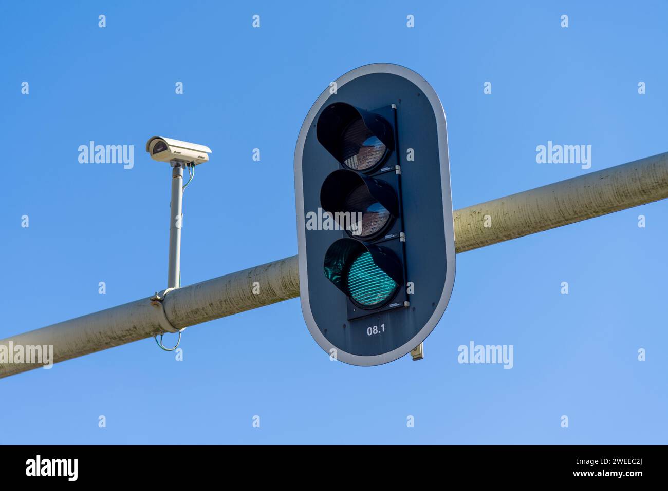 Eine grüne Ampel und eine Überwachungskamera auf einer Überkopfbrücke in der niederländischen Stadt Amersfoort, Niederlande, Europa. Stockfoto