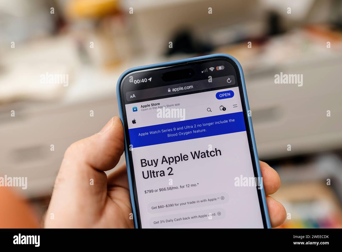 Kalifornien, USA – 21. Januar 2024: Kauf der Apple Watch Ultra 2 mit einem speziellen Tag, der angibt, dass sowohl Series 9 als auch Ultra 2 aufgrund eines Rechtsstreits keine Funktionen zur Überwachung von Blutsauerstoff mehr enthalten Stockfoto