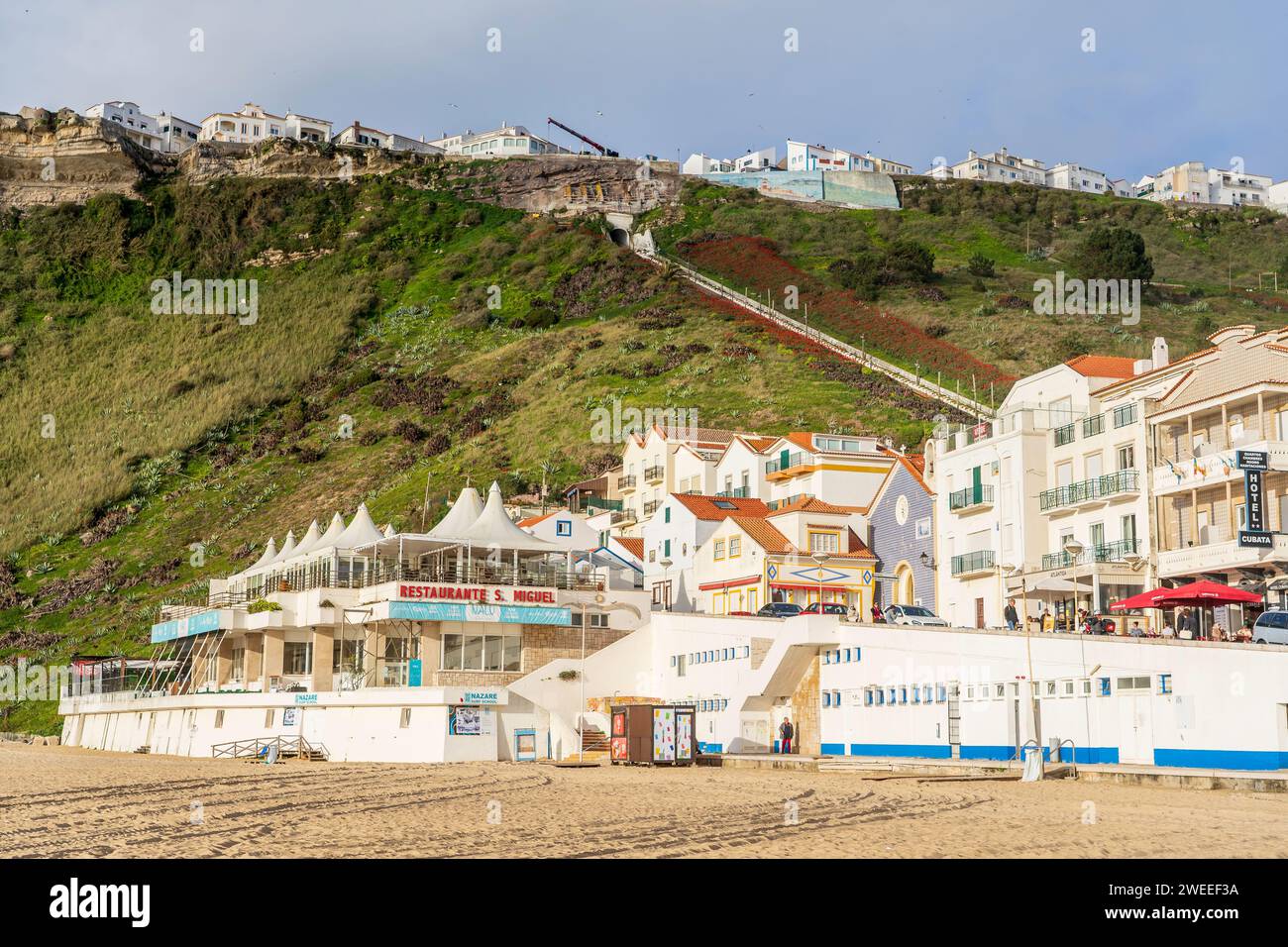 Blick auf die beiden Teile der Stadt Nazaré, die Ober- und Unterstadt (Portugal) Stockfoto