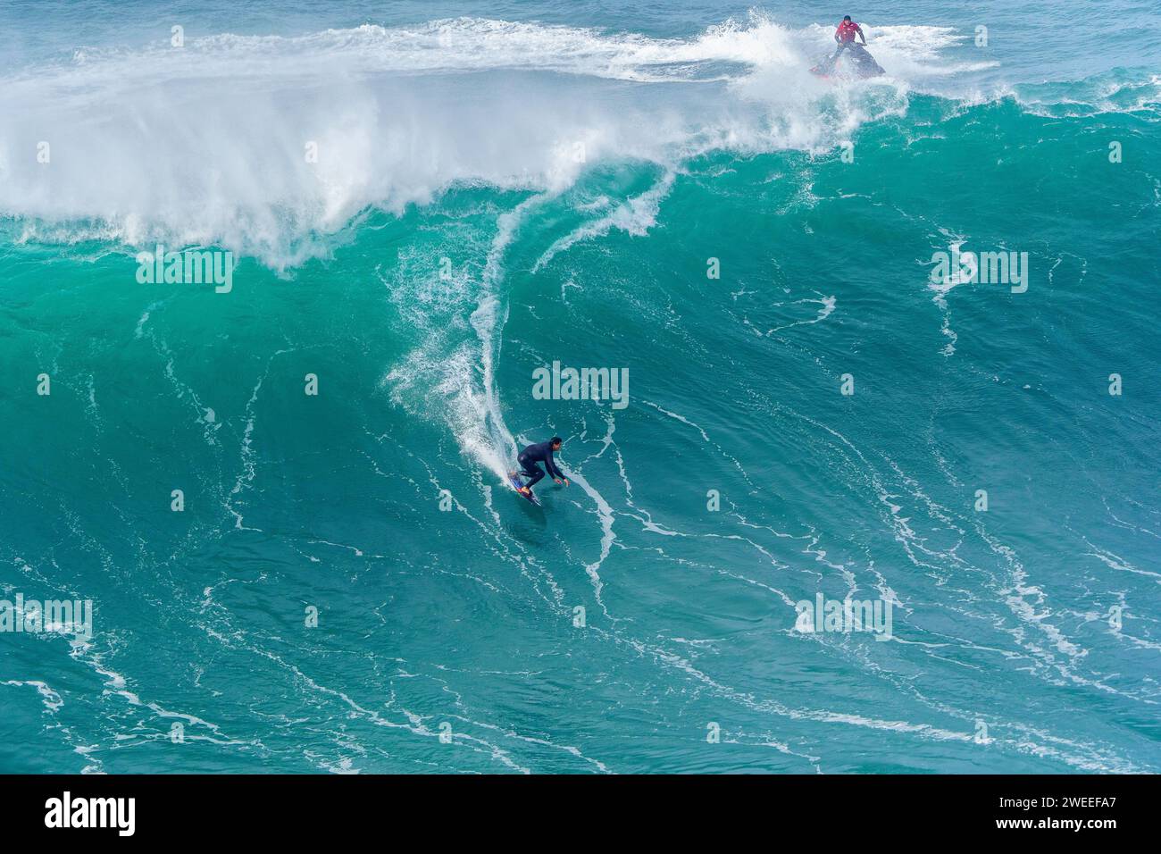 Surfen auf der Welle in Nazarè (Portugal) Stockfoto