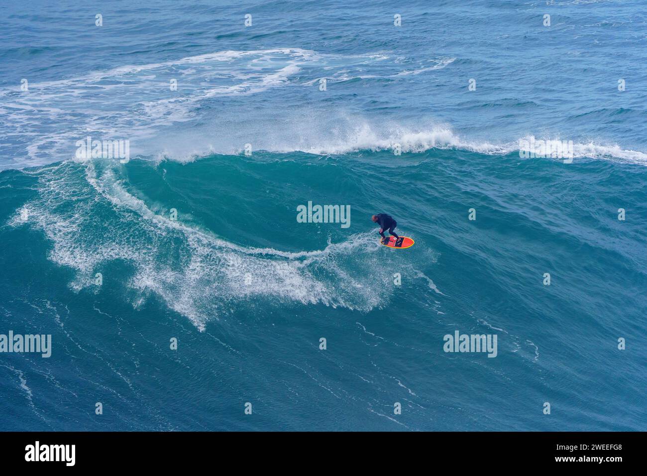Surfen auf der Welle in Nazarè (Portugal) Stockfoto