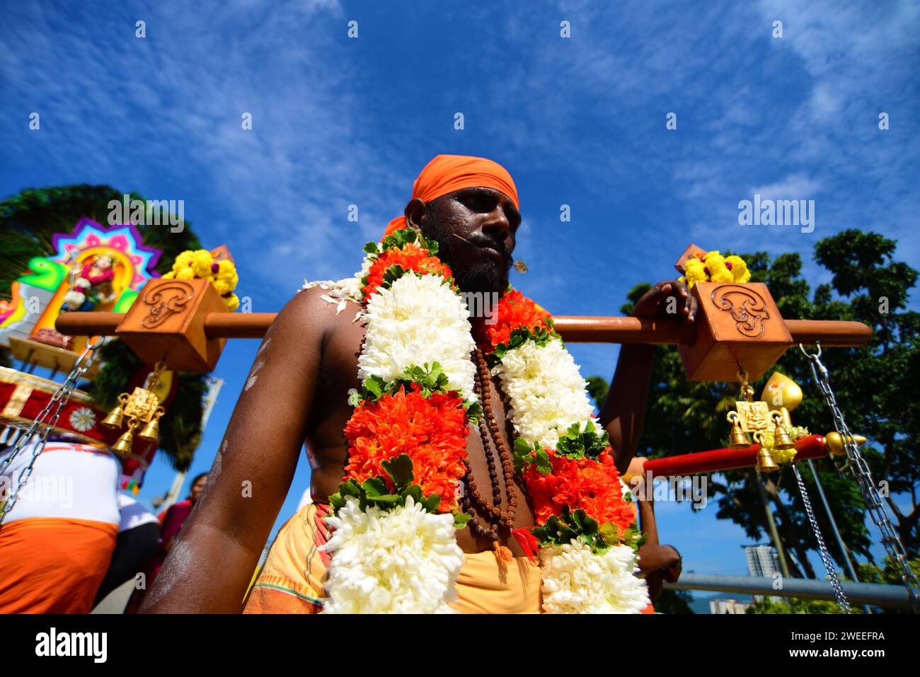 KUALA LUMPUR 25/01/2024 Thaipusam oder Thaipoosam ist ein Tamil-Hindu-Festival, das am ersten Vollmondtag des tamilischen Monats Thai gefeiert wird und mit dem Pusam-Stern zusammenfällt. Das Festival wird gefeiert, um dem Sieg des hinduistischen Gottes Murugan über den Dämon Surapadman zu gedenken. Das Festival umfasst rituelle Praktiken von Kavadi Aattam, ein zeremonieller Akt des Opfers, der eine physische Belastung trägt, um eine spirituelle Schuld auszugleichen. Die Anbeter tragen oft einen Topf Kuhmilch als Opfergabe und mortieren auch das Fleisch, indem sie die Haut und die Zunge durchstechen Stockfoto KUALA LUMPUR 25/01/2024 Thaipusam oder Thaipoosam ist ein Tamil-Hindu-Festival, das am ersten Vollmondtag des tamilischen Monats Thai gefeiert wird und mit dem Pusam-Stern zusammenfällt. Das Festival wird gefeiert, um dem Sieg des hinduistischen Gottes Murugan über den Dämon Surapadman zu gedenken. Das Festival umfasst rituelle Praktiken von Kavadi Aattam, ein zeremonieller Akt des Opfers, der eine physische Belastung trägt, um eine spirituelle Schuld auszugleichen. Die Anbeter tragen oft einen Topf Kuhmilch als Opfergabe und mortieren auch das Fleisch, indem sie die Haut und die Zunge durchstechen Stockfoto