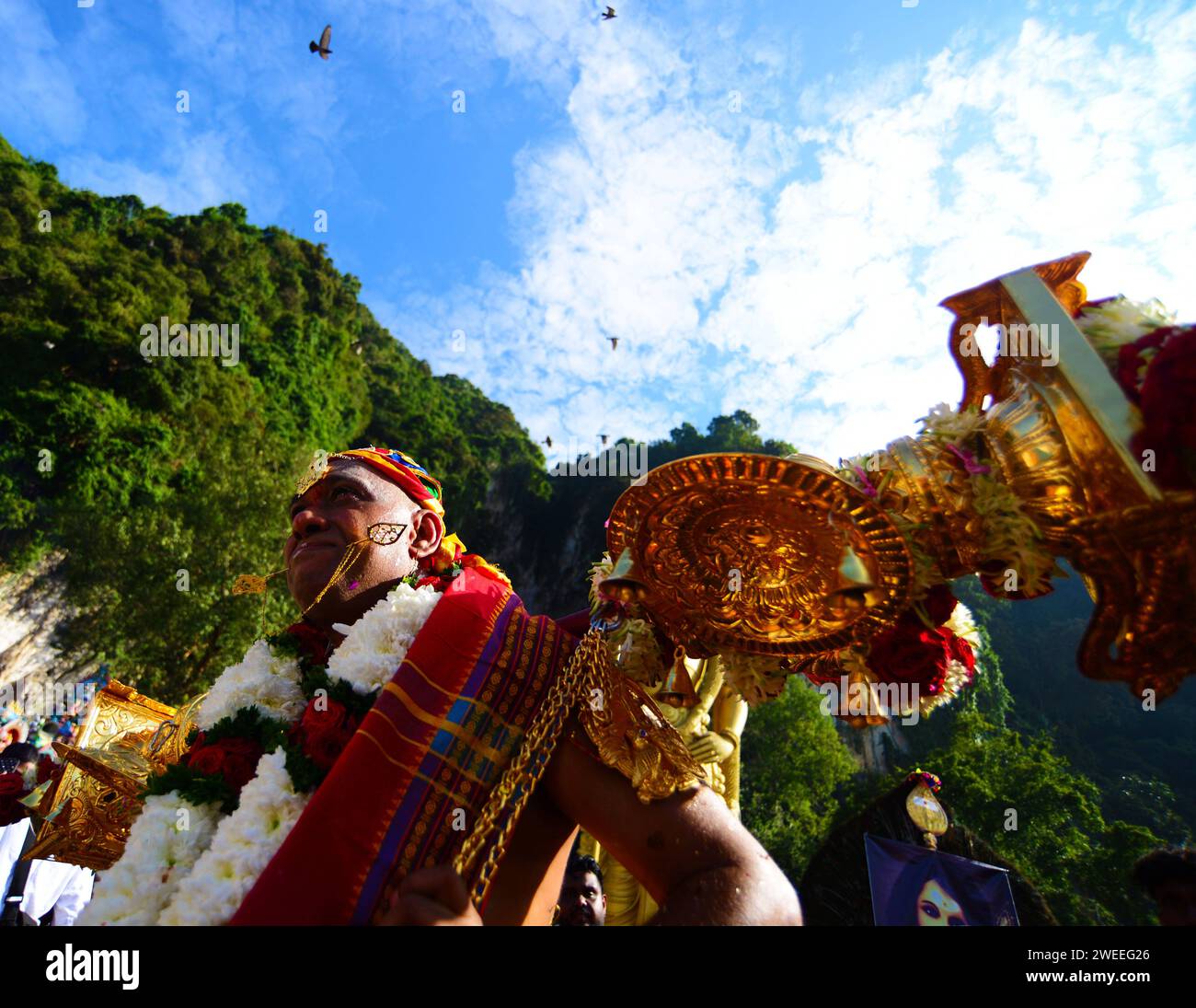 KUALA LUMPUR 25/01/2024 Thaipusam oder Thaipoosam ist ein Tamil-Hindu-Festival, das am ersten Vollmondtag des tamilischen Monats Thai gefeiert wird und mit dem Pusam-Stern zusammenfällt. Das Festival wird gefeiert, um dem Sieg des hinduistischen Gottes Murugan über den Dämon Surapadman zu gedenken. Das Festival umfasst rituelle Praktiken von Kavadi Aattam, ein zeremonieller Akt des Opfers, der eine physische Belastung trägt, um eine spirituelle Schuld auszugleichen. Die Anbeter tragen oft einen Topf Kuhmilch als Opfergabe und mortieren auch das Fleisch, indem sie die Haut und die Zunge durchstechen Stockfoto KUALA LUMPUR 25/01/2024 Thaipusam oder Thaipoosam ist ein Tamil-Hindu-Festival, das am ersten Vollmondtag des tamilischen Monats Thai gefeiert wird und mit dem Pusam-Stern zusammenfällt. Das Festival wird gefeiert, um dem Sieg des hinduistischen Gottes Murugan über den Dämon Surapadman zu gedenken. Das Festival umfasst rituelle Praktiken von Kavadi Aattam, ein zeremonieller Akt des Opfers, der eine physische Belastung trägt, um eine spirituelle Schuld auszugleichen. Die Anbeter tragen oft einen Topf Kuhmilch als Opfergabe und mortieren auch das Fleisch, indem sie die Haut und die Zunge durchstechen Stockfoto