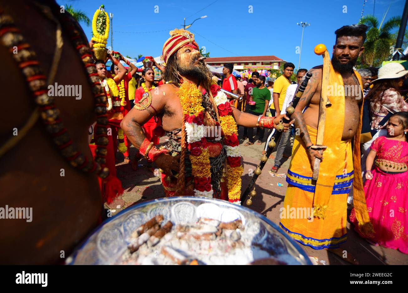 KUALA LUMPUR 25/01/2024 Thaipusam oder Thaipoosam ist ein Tamil-Hindu-Festival, das am ersten Vollmondtag des tamilischen Monats Thai gefeiert wird und mit dem Pusam-Stern zusammenfällt. Das Festival wird gefeiert, um dem Sieg des hinduistischen Gottes Murugan über den Dämon Surapadman zu gedenken. Das Festival umfasst rituelle Praktiken von Kavadi Aattam, ein zeremonieller Akt des Opfers, der eine physische Belastung trägt, um eine spirituelle Schuld auszugleichen. Die Anbeter tragen oft einen Topf Kuhmilch als Opfergabe und mortieren auch das Fleisch, indem sie die Haut und die Zunge durchstechen Stockfoto KUALA LUMPUR 25/01/2024 Thaipusam oder Thaipoosam ist ein Tamil-Hindu-Festival, das am ersten Vollmondtag des tamilischen Monats Thai gefeiert wird und mit dem Pusam-Stern zusammenfällt. Das Festival wird gefeiert, um dem Sieg des hinduistischen Gottes Murugan über den Dämon Surapadman zu gedenken. Das Festival umfasst rituelle Praktiken von Kavadi Aattam, ein zeremonieller Akt des Opfers, der eine physische Belastung trägt, um eine spirituelle Schuld auszugleichen. Die Anbeter tragen oft einen Topf Kuhmilch als Opfergabe und mortieren auch das Fleisch, indem sie die Haut und die Zunge durchstechen Stockfoto