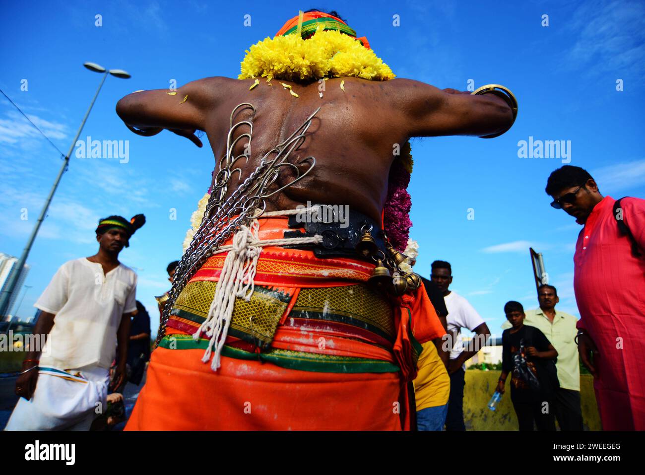 KUALA LUMPUR 25/01/2024 Thaipusam oder Thaipoosam ist ein Tamil-Hindu-Festival, das am ersten Vollmondtag des tamilischen Monats Thai gefeiert wird und mit dem Pusam-Stern zusammenfällt. Das Festival wird gefeiert, um dem Sieg des hinduistischen Gottes Murugan über den Dämon Surapadman zu gedenken. Das Festival umfasst rituelle Praktiken von Kavadi Aattam, ein zeremonieller Akt des Opfers, der eine physische Belastung trägt, um eine spirituelle Schuld auszugleichen. Die Anbeter tragen oft einen Topf Kuhmilch als Opfergabe und mortieren auch das Fleisch, indem sie die Haut und die Zunge durchstechen Stockfoto KUALA LUMPUR 25/01/2024 Thaipusam oder Thaipoosam ist ein Tamil-Hindu-Festival, das am ersten Vollmondtag des tamilischen Monats Thai gefeiert wird und mit dem Pusam-Stern zusammenfällt. Das Festival wird gefeiert, um dem Sieg des hinduistischen Gottes Murugan über den Dämon Surapadman zu gedenken. Das Festival umfasst rituelle Praktiken von Kavadi Aattam, ein zeremonieller Akt des Opfers, der eine physische Belastung trägt, um eine spirituelle Schuld auszugleichen. Die Anbeter tragen oft einen Topf Kuhmilch als Opfergabe und mortieren auch das Fleisch, indem sie die Haut und die Zunge durchstechen Stockfoto