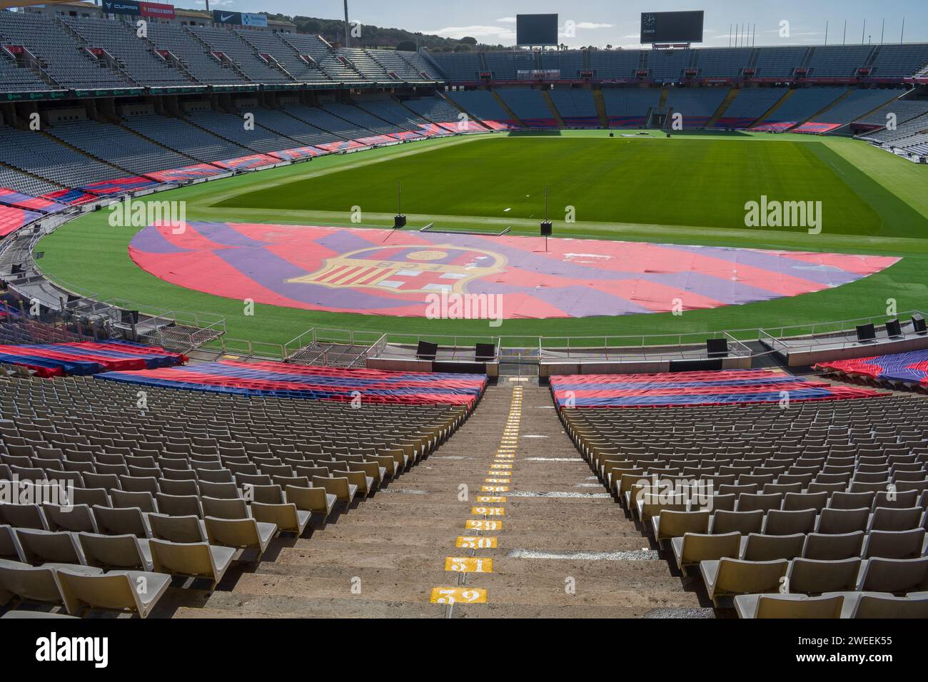 Das olympiastadion mit der Flagge des Fußballclubs Barcelona Stockfoto