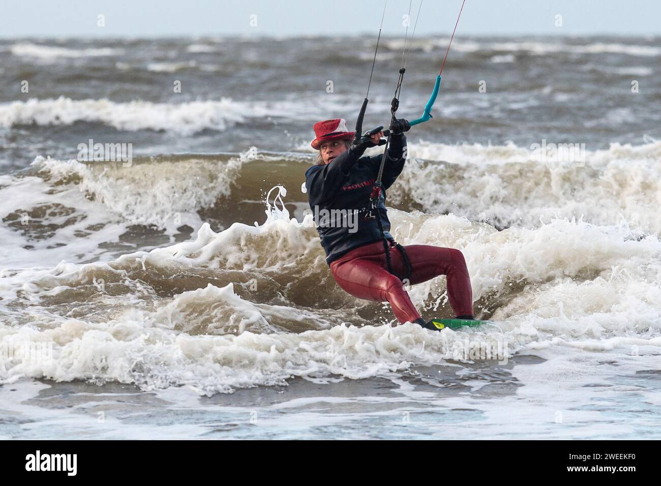 Kitesurfer profitieren von starken Winden, da Schottland aufgrund des benannten Sturms Jocelyn im ganzen Land starke Winde hat. Quelle: Euan Cherry Stockfoto