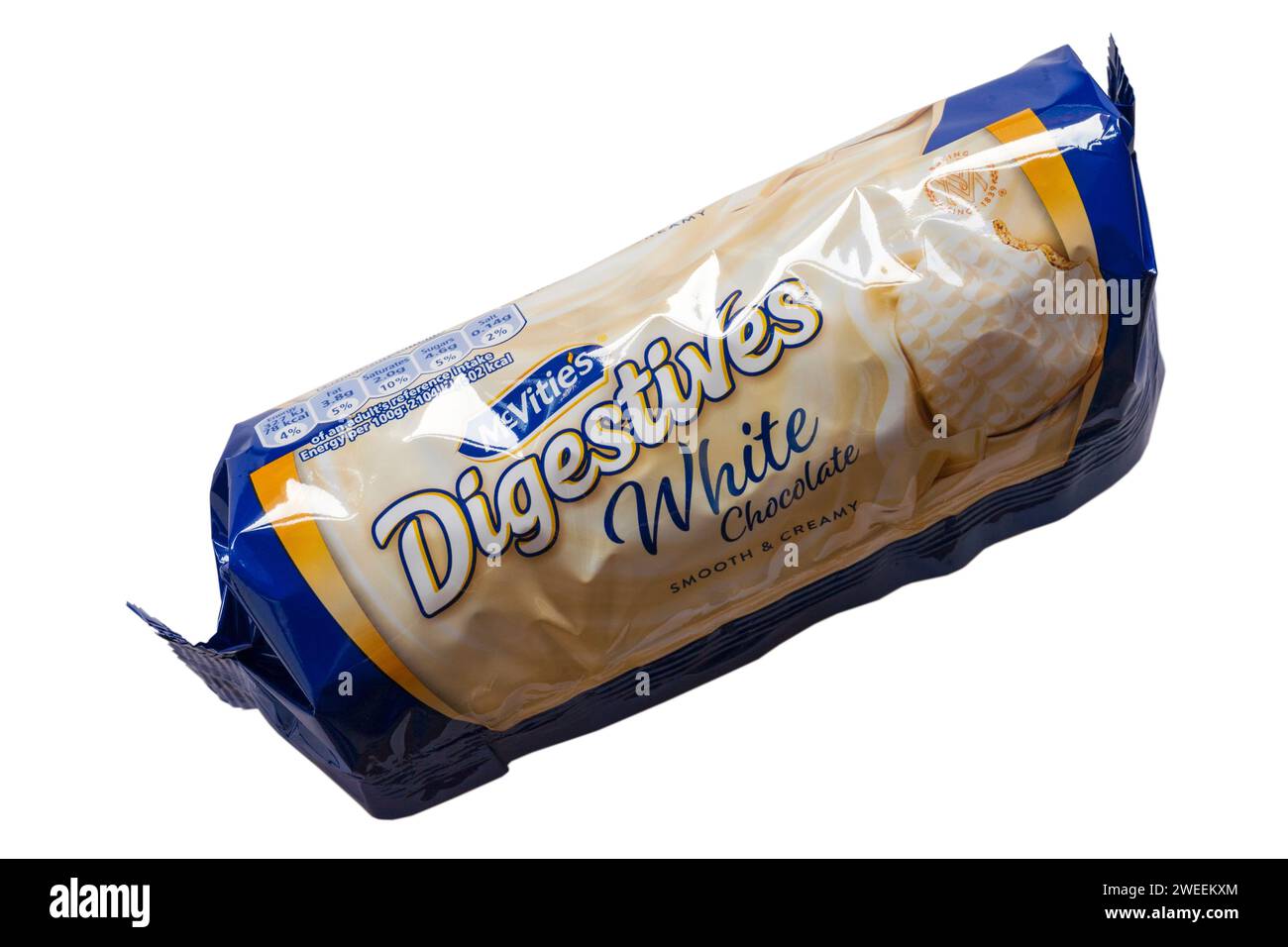 Paket mit McVitie's Digestives White Chocolate Biscuits isoliert auf weißem Hintergrund - glatt & cremig - UK Stockfoto