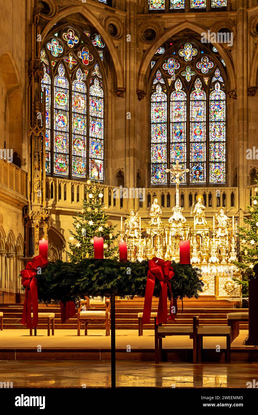 Adventskran in St. Petersdom Stockfoto