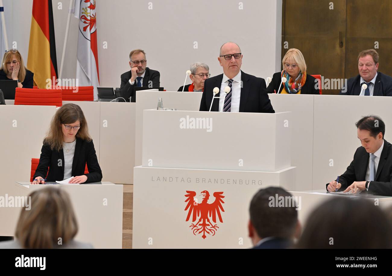 Potsdam, Deutschland. Januar 2024. Dietmar Woidke (SPD, M), Ministerpräsident von Brandenburg, spricht während der Debatte im brandenburgischen landtag. Auf der 100. Landtagung diskutieren die Abgeordneten unter anderem über die Zukunft der brandenburgischen Agrar- und Lebensmittelindustrie, das Gesetz über die Zahlung einer Sonderabgabe für offene Photovoltaikflächen und die Entscheidung über ein neues Schulgesetz. Quelle: Bernd Settnik/dpa/Alamy Live News Stockfoto