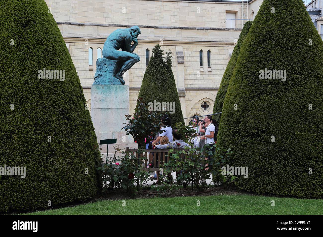 PARIS, FRANKREICH - 12. MAI 2015: Dies ist die Statue des „Thinkers“ im Park-Museum mit Skulpturen von Auguste Rodin. Stockfoto