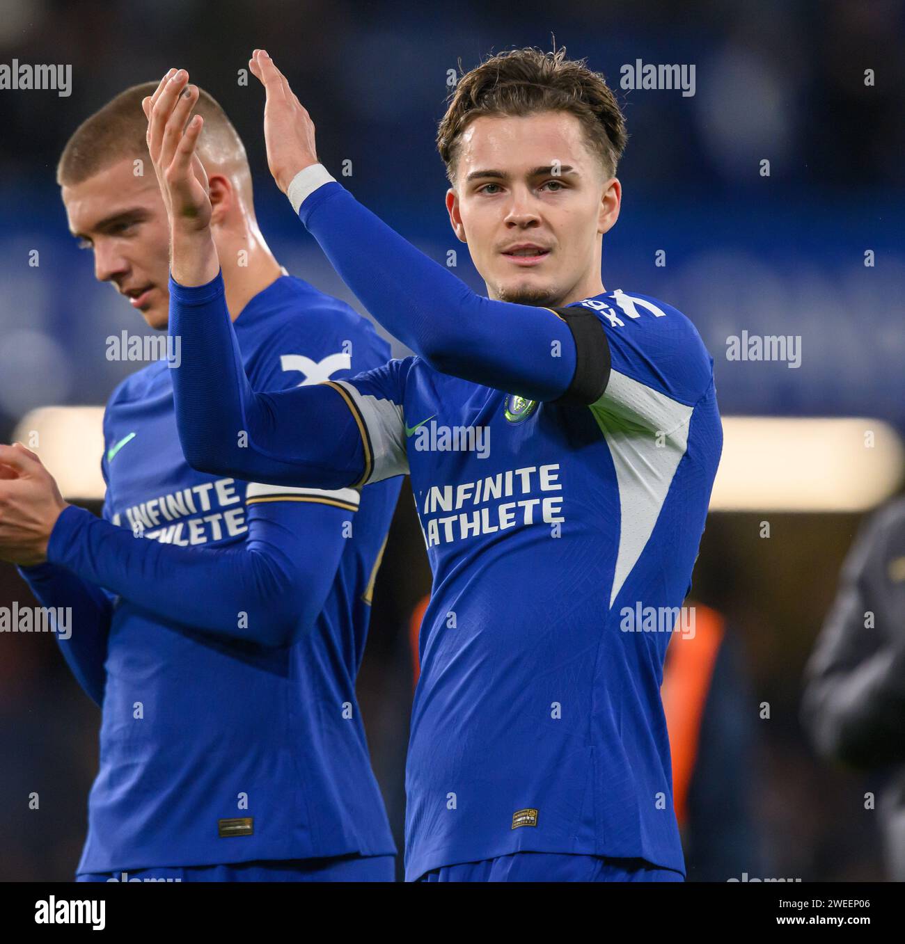 23. Januar 2024: Chelsea gegen Middlesbrough – Halbfinale des EFL Cup – Stamford Bridge. Chelsea's Leo Castledine applaudiert den Fans nach dem Spiel. Bild : Mark Pain / Alamy Live News Stockfoto