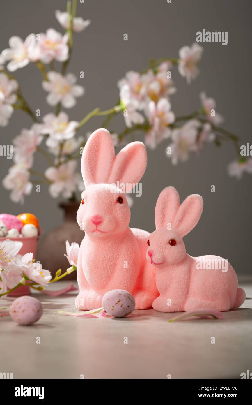 Osterschokoladeneier im Korb und rosafarbenes Hasendekor Stockfoto