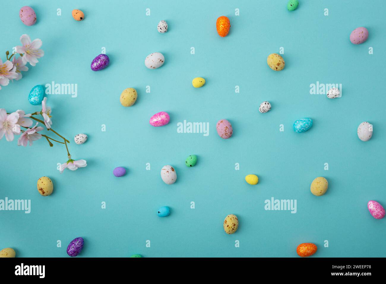 Kleine Schokolade Ostereier Blumen Feiertagshintergrund und Blumen Stockfoto