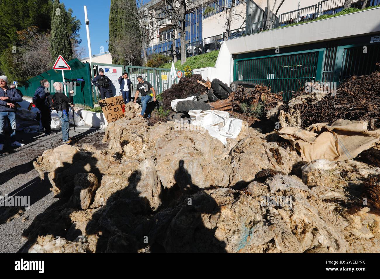 Frankreich. Januar 2024. © PHOTOPQR/NICE MATIN/MÜLLER FRANK ; ; 25/01/2024 ; Manifestation des agriculteurs devant la Prefecture de Toulon - French Farmers' Protests France, 25. Januar 2024 Credit: MAXPPP/Alamy Live News Stockfoto