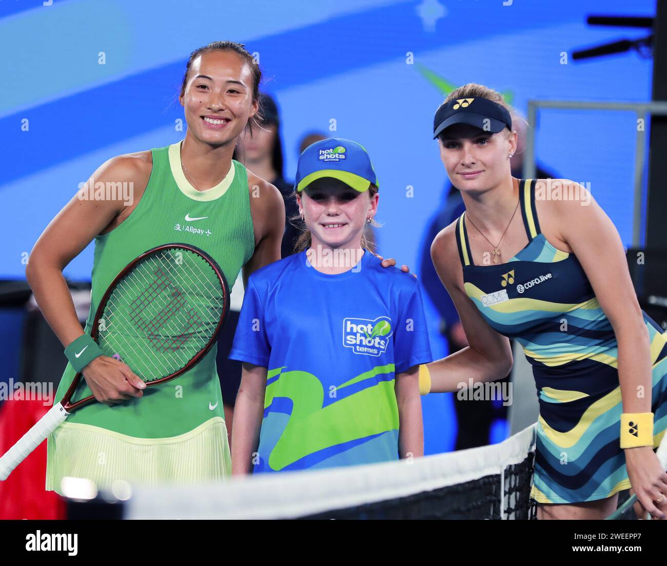 Melbourne, Australien. Januar 2024. Zheng Qinwen (L) aus China posiert für Fotos mit Dayana Yastremska aus der Ukraine vor dem Halbfinale ihrer Frauen-Singles beim Australian Open Tennis Turnier in Melbourne, Australien, 25. Januar 2024. Quelle: Ma Ping/Xinhua/Alamy Live News Stockfoto