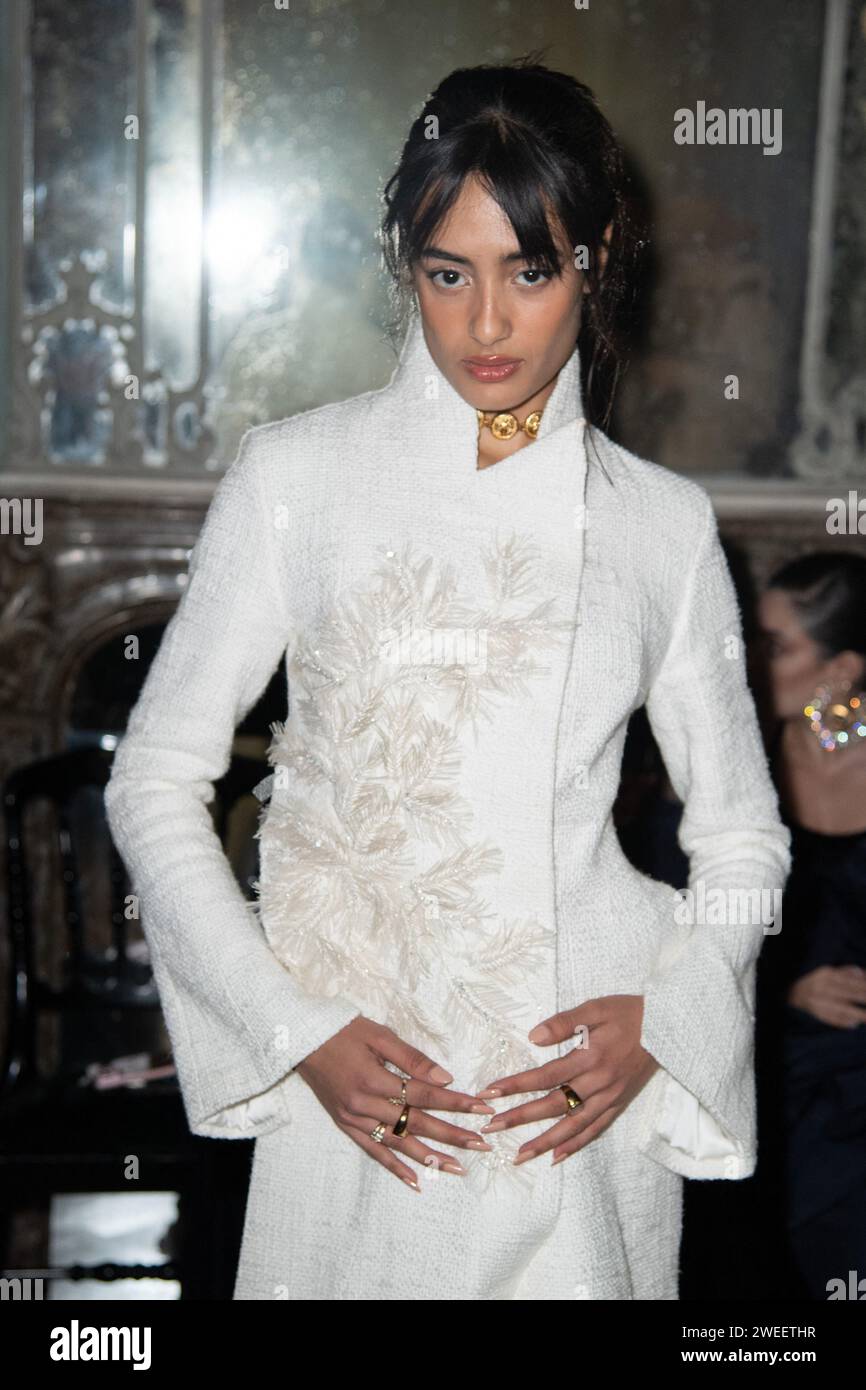 Paris, Frankreich. Januar 2024. Sabrina Bahsoon besuchte die Ashi Studio Haute Couture Spring/Summer 2024 Show im Rahmen der Paris Fashion Week am 25. Januar 2024 in Paris. Foto: Aurore Marechal/ABACAPRESS.COM Credit: Abaca Press/Alamy Live News Stockfoto