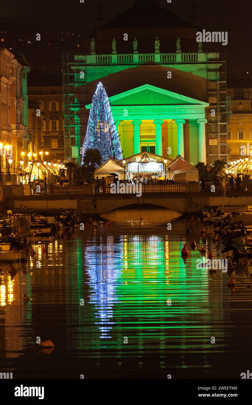 Triest, Friaul Julisch Venetien, Italien - 10. Dezember 2011: Italienische Stadt Triest an der Adriaküste. Canal Grande über Ponte Rosso zum Sa Stockfoto