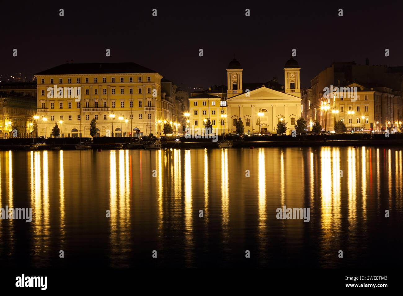 Triest, Friaul Julisch Venetien, Italien - 10. Dezember 2011: Uferpromenade der italienischen Küstenstadt Triest an der Adria in der Nacht mit Reflektor Stockfoto