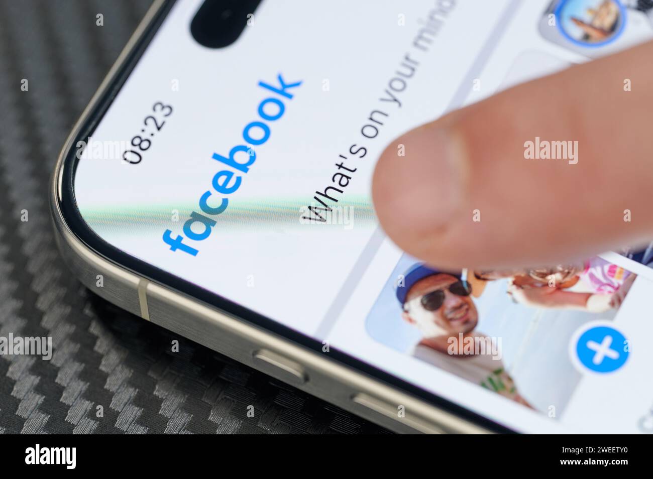 New York, USA – 24. Januar 2024: Verwendung der facebook-App auf dem iphone 15 pro max. Bildschirm in Nahaufnahme Stockfoto