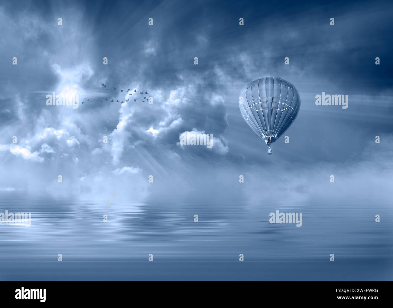 Heißluftballon reflektiert in der Wasserfahrt Stockfoto