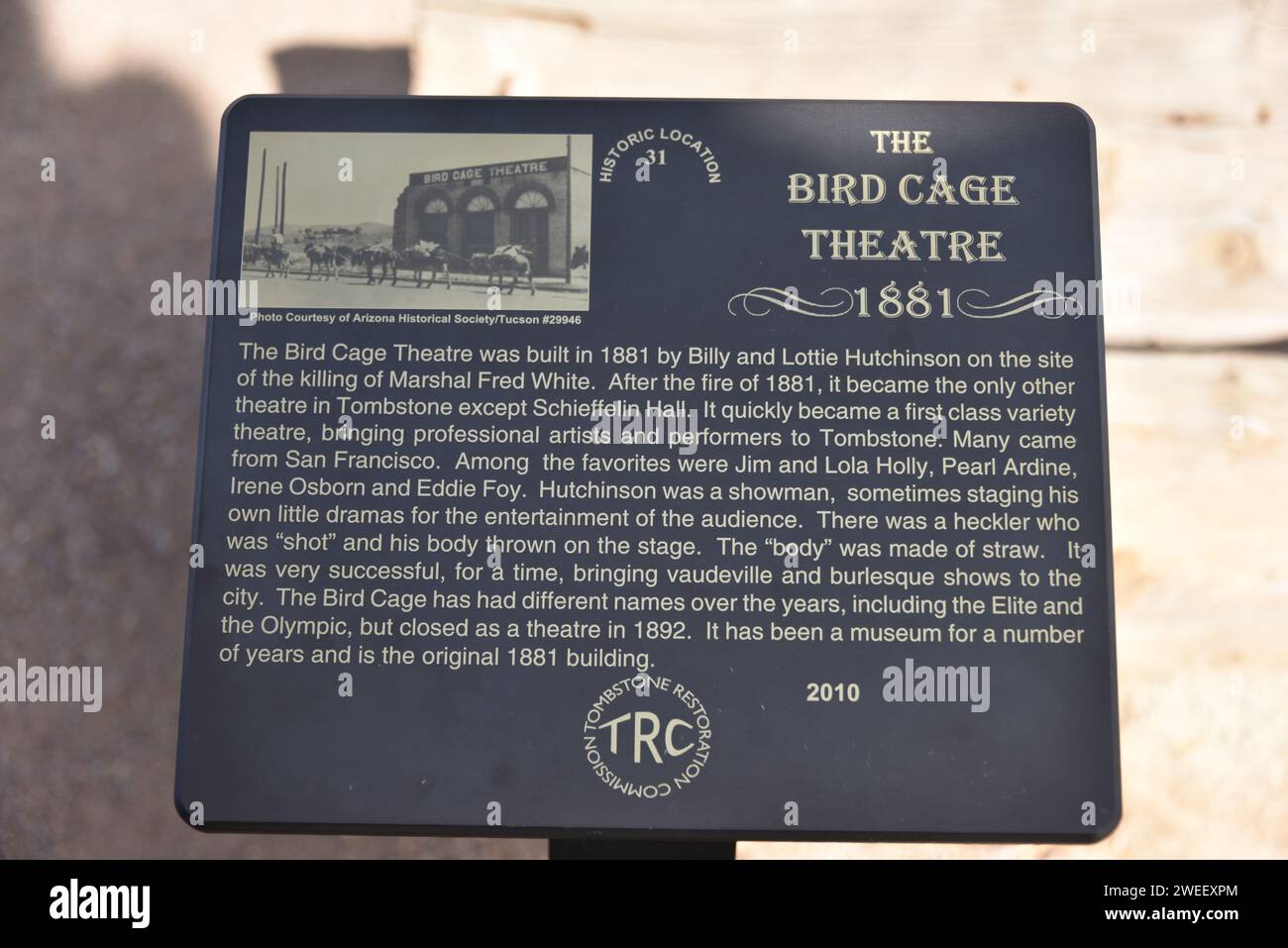 Tombstone, AZ., USA, 18. August 2018. Die Tombstone Restoration Commission hat eine Gedenktafel im gesamten Tombstone angebracht Stockfoto