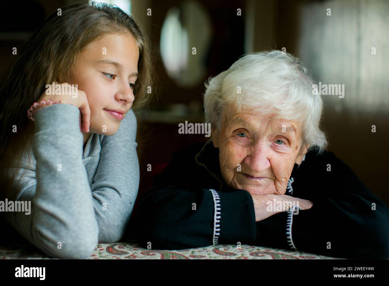 Porträt eines Teenagers mit ihrer Urgroßmutter. Stockfoto