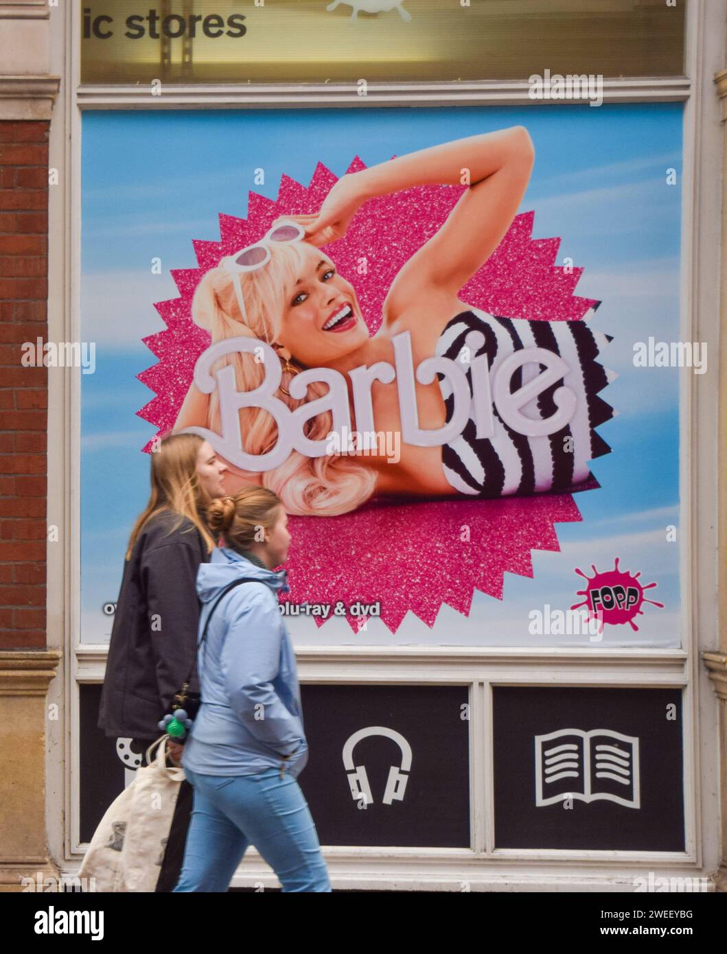 London, England, Großbritannien. Januar 2024. Im Fopp Store in Covent Garden laufen die Leute an Werbeplakaten für Barbie vorbei, während die Kontroversen um den Oscar-Snub für den Blockbuster-Film weiter andauern. (Kreditbild: © Vuk Valcic/ZUMA Press Wire) NUR REDAKTIONELLE VERWENDUNG! Nicht für kommerzielle ZWECKE! Stockfoto