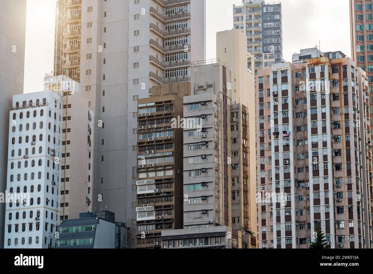 Hohes Wohngebäude mit öffentlichem Anwesen in Hong Kong City Stockfoto