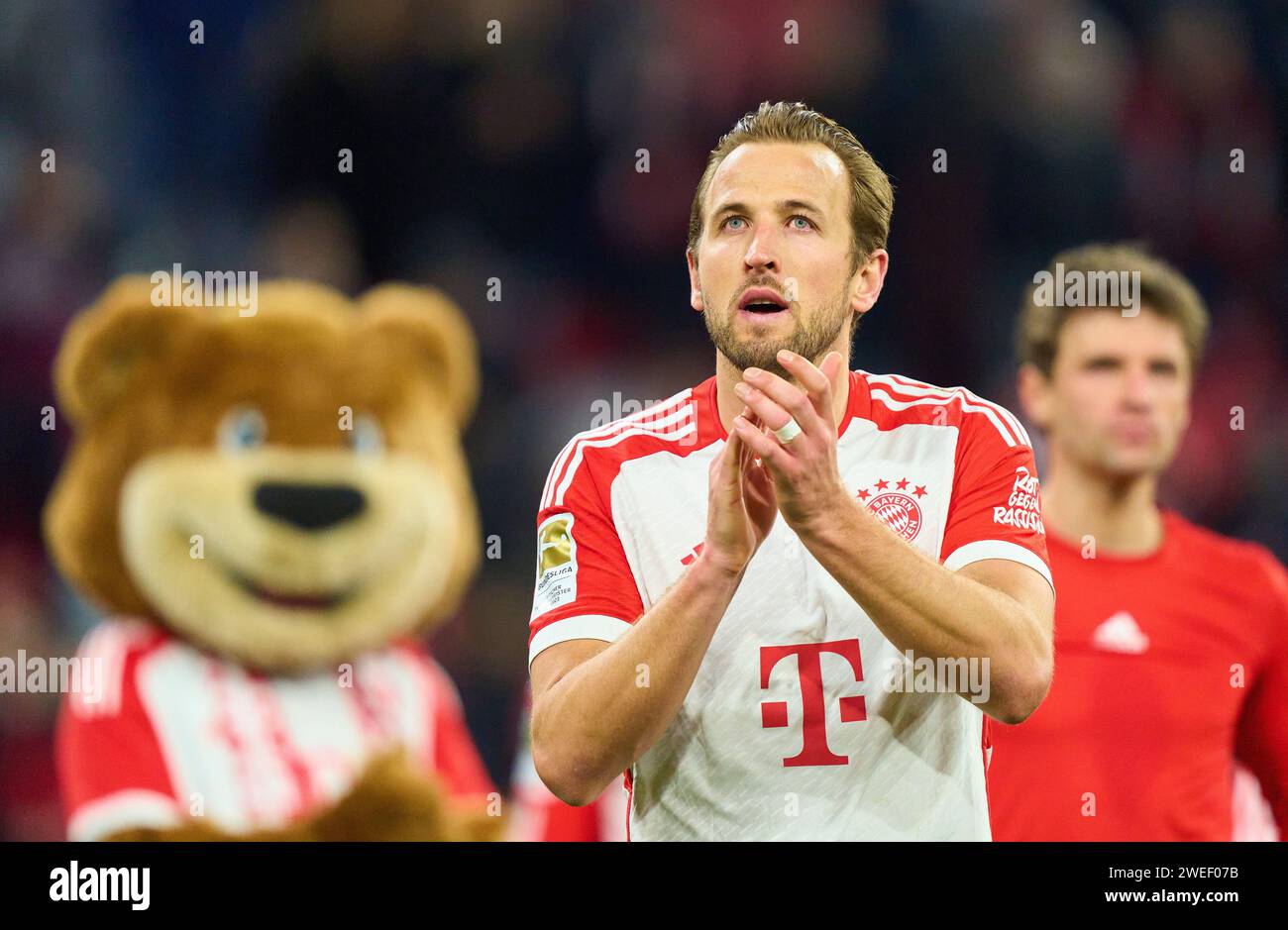 Harry Kane, FCB 9 Maskottchen Bernie, Maskottchen, feiert nach dem Aufholspiel FC BAYERN MÜNCHEN - 1.FC UNION BERLIN 1-0 am 24. Januar 2024 in München. Saison 2023/2024, 1.Bundesliga, FCB, München, Spieltag 13, 13.Spieltag © Peter Schatz / Alamy Live News - DFL-VORSCHRIFTEN VERBIETEN DIE VERWENDUNG VON FOTOGRAFIEN als BILDSEQUENZEN und/oder QUASI-VIDEO - Stockfoto