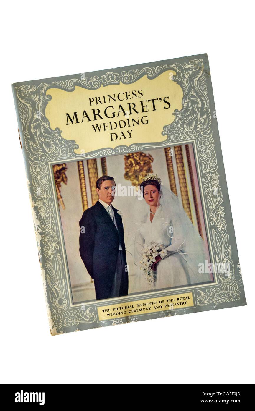 Ein Souvenir-Heft aus dem Jahr 1960 über die Hochzeit von Prinzessin Margaret mit Antony Armstrong-Jones, dem späteren Lord Snowdon. Stockfoto