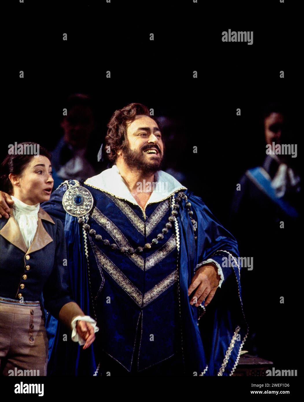 Lillian Watson (Oscar), Luciano Pavarotti (Gustavus III) in UN BALLO in MASCHERA an der Royal Opera, Covent Garden, London WC2 13/04/1995 Musik: Giuseppe Verdi Libretto: Antonio Somma Dirigent: Edward Downes Design: Jurgen Rose Beleuchtung: John B Read Choreographie: Romayne Grigorova Regisseur: Otto Schenk Stockfoto