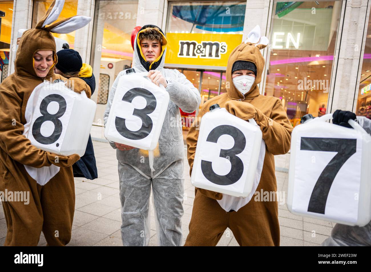 Berlin, Berlin, Deutschland. Januar 2024. Aktivistinnen und Aktivistinnen protestieren gegen den Einsatz hochgefährlicher Pestizide im Kakaoanbau im Vorfeld der ISM Cologne 2024 vor dem MARS M&M Store Berlin. Die Aktivisten und Unterstützer der Entwicklungsorganisation INKOTA-netzwerk e.V. fordern große Schokoladenunternehmen wie MARS AUF, den Einsatz hochgefährlicher Pestizide in ihren Lieferketten einzustellen, die in Europa aufgrund ihrer schädlichen Auswirkungen nicht zugelassen sind. Sie weisen darauf hin, dass 1,5 Millionen Kinder diesen Pestiziden in Kakao C ausgesetzt sind Stockfoto