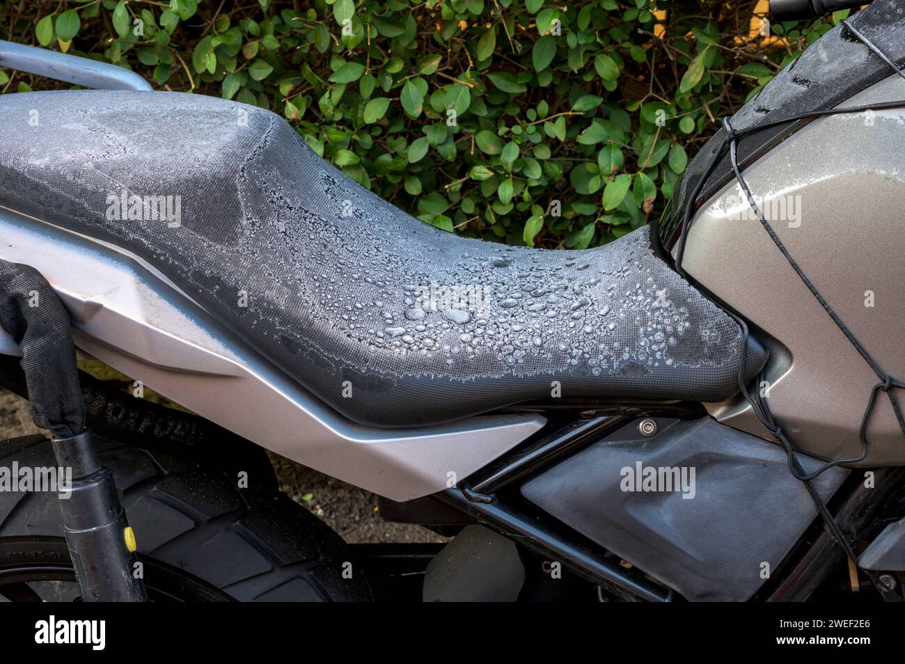 Ein gefrorener Motorradsitz im Winter Stockfoto