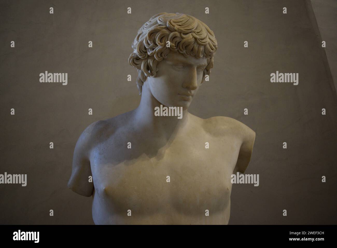 Göttliches Meisterwerk: Skulptur der Götter in Museumsqualität, zeitlose Eleganz in der Kunst. Skulptur, Museum, Götter, Kunst, göttliche, Meisterwerk, zeitlose Eleganz, Stockfoto