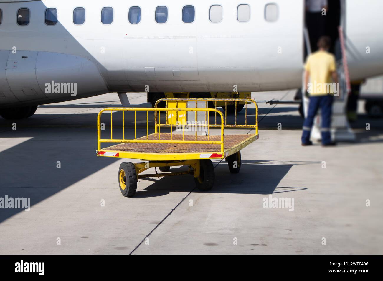 Gepäckträger am flughafen bereit für den Gepäcktransport Stockfoto