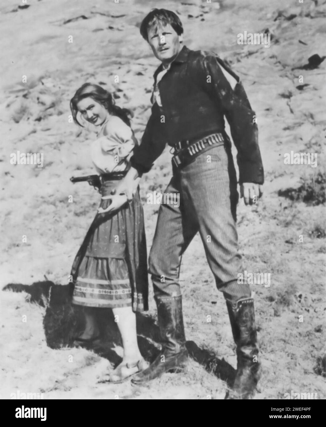 Joel McCrea und Virginia Mayo spielen in Colorado Territory (1949), einem Western-Film von Raoul Walsh. In diesem Film spielt McCrea Wes McQueen, einen Gesetzlosen, der nach Erlösung sucht, während Mayo Colorado Carson, seinen Komplizen und seine Liebe, darstellt. Vor dem Hintergrund der amerikanischen Grenze ist der Film eine Geschichte von Verbrechen, Verrat und Romantik. Stockfoto