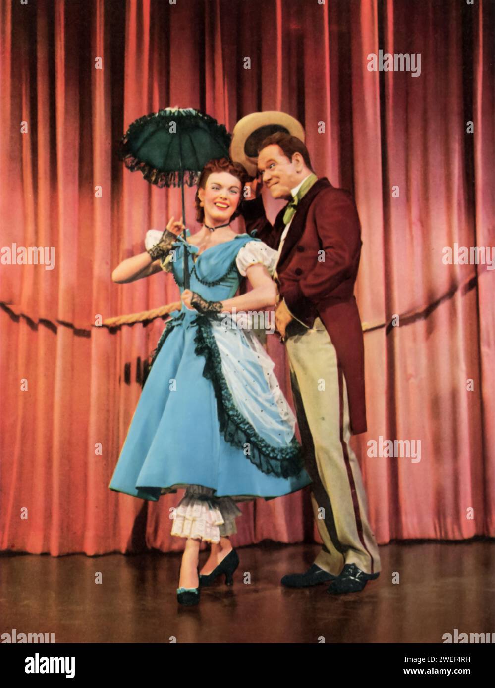 James Barton und June Haver spielen die Hauptrollen in The Daughter of Rosie O’Grady (1950), einem Musikfilm, der Anfang der 1900er Jahre spielt Barton spielt Dennis O’Grady, den Vater von Havers Figur Patricia O’Grady, einer aufstrebenden Sängerin. Der Film verfolgt Patricias Reise zum Ruhm und ihre romantischen Verstrickungen vor dem Hintergrund der Zurückhaltung ihres Vaters, seine Töchter in die Unterhaltungswelt zu sehen. Stockfoto