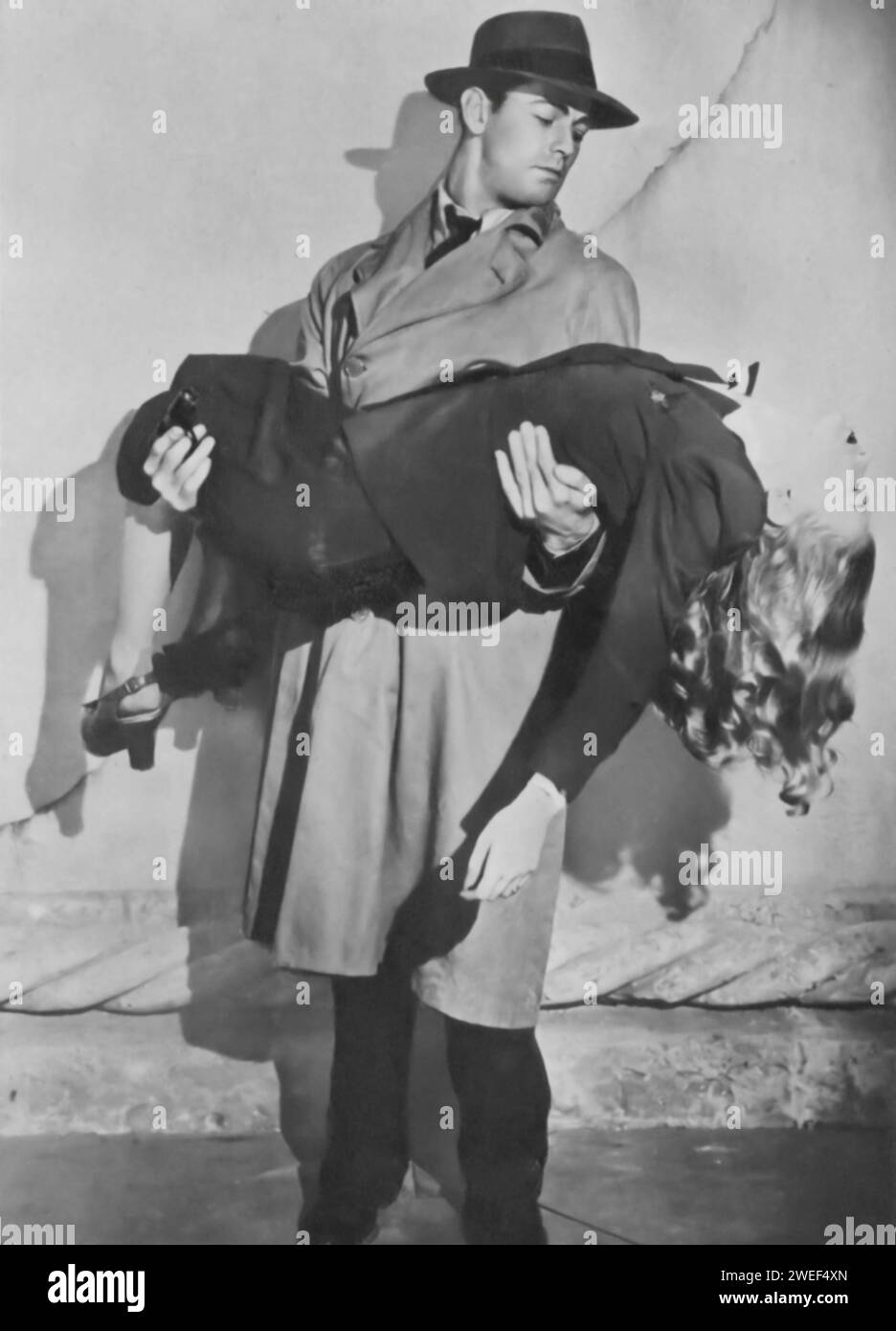 Alan Ladd, Veronica Lake und Laird Cregar spielen die Hauptrollen in „This Gun for Hire“ (1942), einem zentralen Film Noir. Im Film stellt Ladd Philip Raven dar, einen angeheuerten Attentäter mit einer unruhigen Vergangenheit, während Lake Ellen Graham, eine Undercover-Agentin, spielt. Cregar spielt eine denkwürdige Rolle als Willard Gates, ein korrupter Geschäftsmann, der an Spionage beteiligt ist. Stockfoto