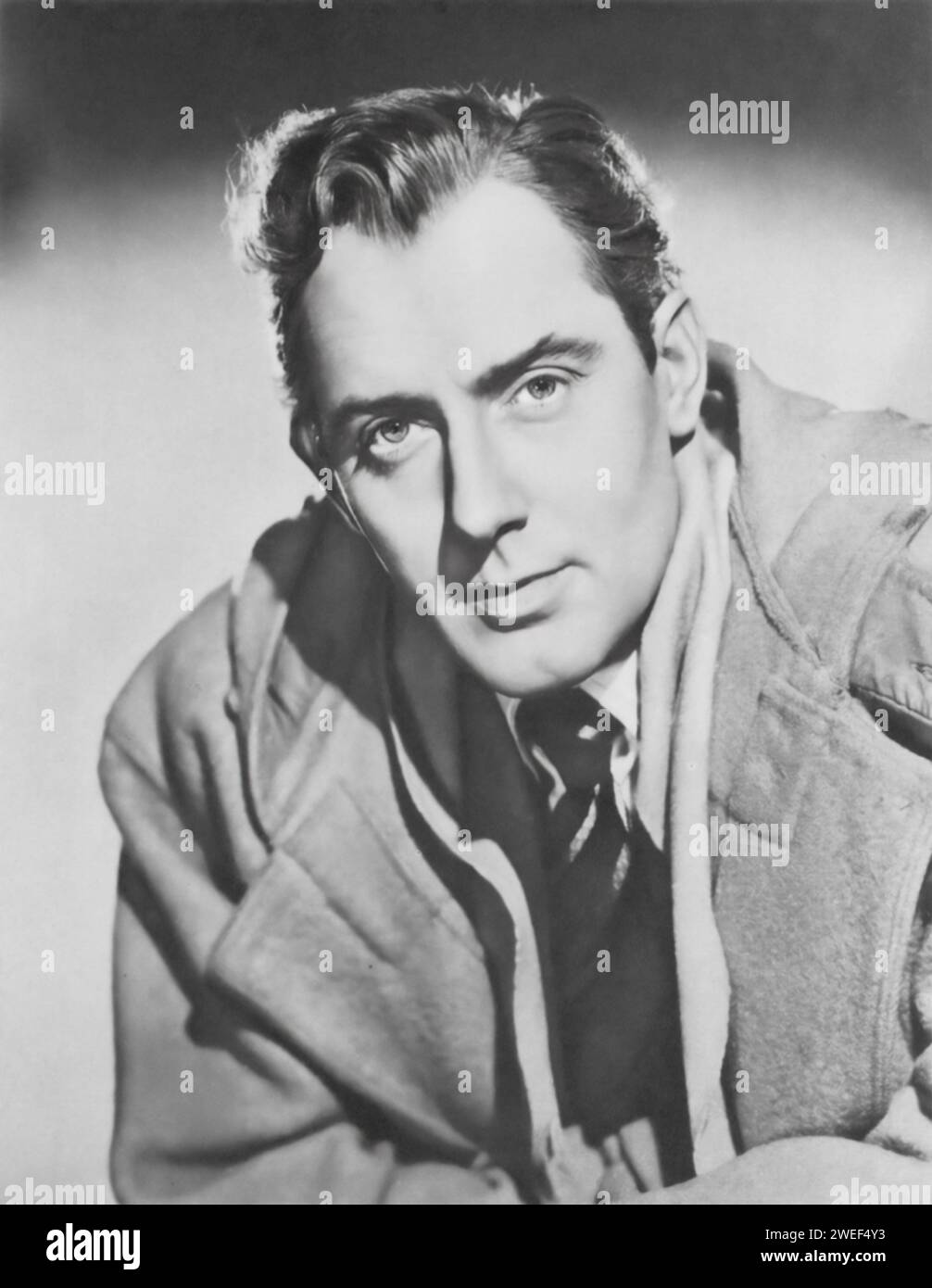 Ein Porträt von Michael Wilding, einem bedeutenden Schauspieler, der für seine Rollen in Filmen wie „Maytime in Mayfair“ (1949) bekannt ist. Wilding war eine beliebte Figur im britischen Kino. In „Maytime in Mayfair“ zeigt er sein Talent für leichte Komödie und spielt in dieser stilvollen romantischen Nachkriegskomödie eine Figur, die in romantischen und geschäftlichen Verstrickungen verwickelt ist. Stockfoto