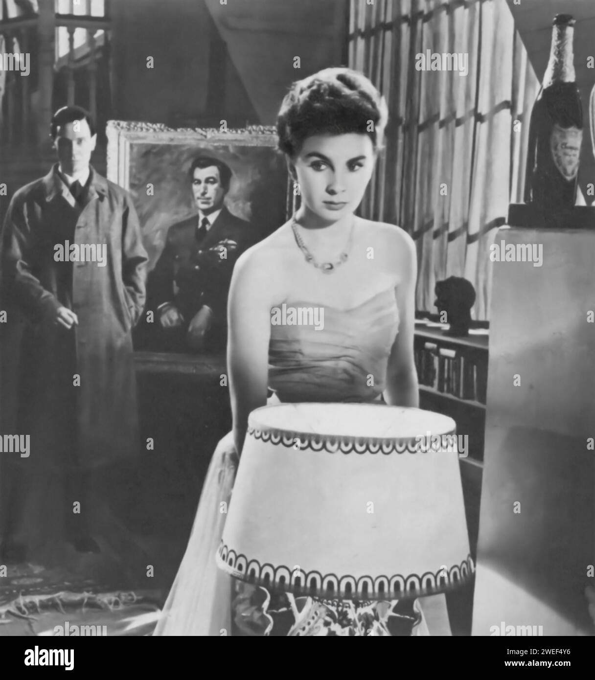 Ein Porträt von Jean Simmons, einer gefeierten Schauspielerin, die für ihre Rolle in „Cage of Gold“ (1950) bekannt ist. In diesem britischen Drama spielt Simmons Judith Moray, eine junge Frau, die mit emotionalen Aufruhr und juristischen Herausforderungen konfrontiert ist, als ihr mutmaßlich toter Ehemann unerwartet zurückkehrt. Stockfoto Ein Porträt von Jean Simmons, einer gefeierten Schauspielerin, die für ihre Rolle in „Cage of Gold“ (1950) bekannt ist. In diesem britischen Drama spielt Simmons Judith Moray, eine junge Frau, die mit emotionalen Aufruhr und juristischen Herausforderungen konfrontiert ist, als ihr mutmaßlich toter Ehemann unerwartet zurückkehrt. Stockfoto