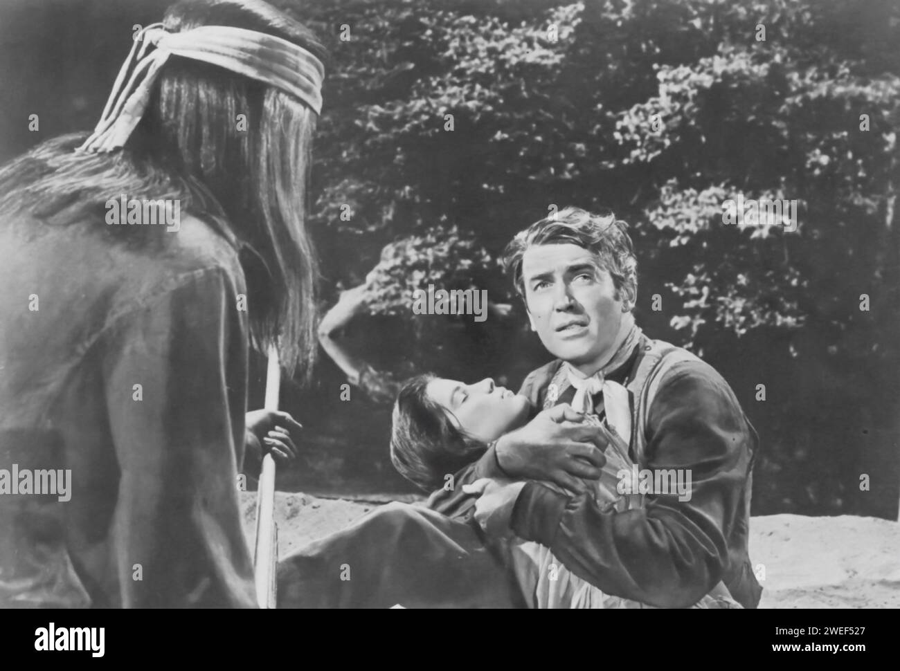 Jeff Chandler, James Stewart und Debra Paget sind die Hauptrollen in Broken Arrow (1950), einem Western-Film, der für seine progressive Darstellung indianischer Charaktere bekannt ist. Stewart spielt Tom Jeffords, einen ehemaligen Soldaten, der Frieden zwischen Siedlern und Apachen-Eingeborenen sucht, während Chandler den Apachen-Anführer Cochise porträtiert und eine würdevolle und sympathische Darstellung anbietet. Paget spielt Sonseeahray, eine Apache-Frau, die sich romantisch mit Jeffords verwickelt. Der Film ist für seinen humanistischen Ansatz zum westlichen Genre bekannt, der Themen des Verständnisses und Respekts zwischen Kulturen beleuchtet Stockfoto
