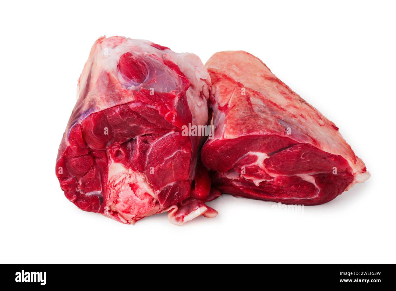 Geschnittene Stücke von rohem Rindfleisch isoliert auf weißem Hintergrund Stockfoto