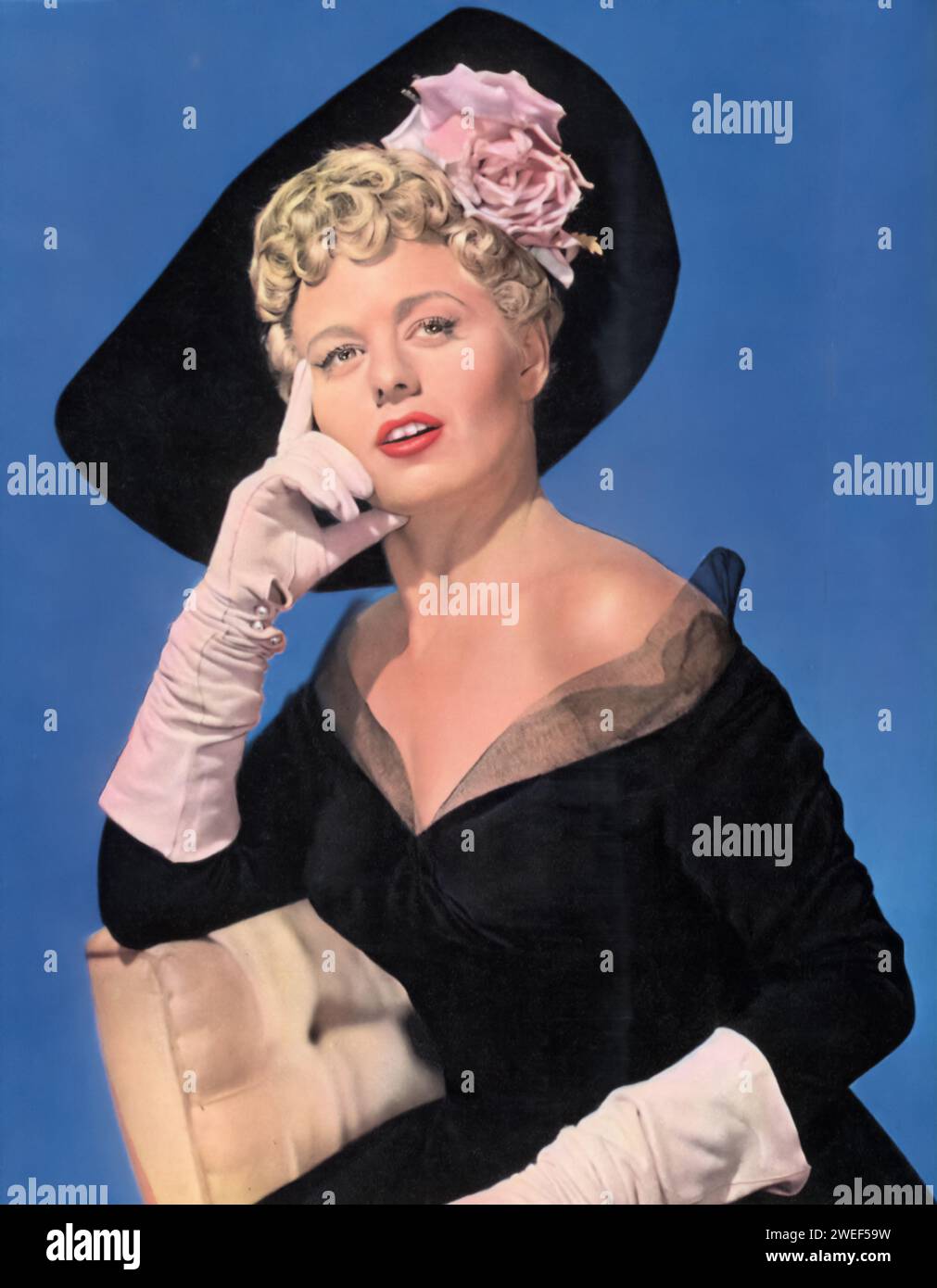 Ein Porträt von Shelley Winters, einer Schauspielerin, die für ihre Rollen in einer Reihe von Filmen gefeiert wurde, darunter A Place in the Sun (1951). In diesem klassischen Drama spielt Winters Alice Tripp, eine Fabrikarbeiterin, deren tragische Beziehung zu einem jungen Geschäftsmann, gespielt von Montgomery Clift, das Herz des Films bildet. Stockfoto