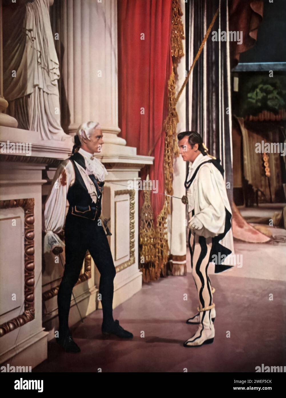 Stewart Granger und Mel Ferrer spielen die Hauptrollen in „Scaramouche“ (1952), einem abenteuerlichen Film, der im Frankreich des 18. Jahrhunderts spielt. Granger spielt André Moreau, einen Mann, der den Tod seines Freundes rächen will, indem er sich als Scaramouche, eine komische Theaterfigur, annimmt, während Ferrer den Marquis de Maynes, einen geschickten Schwertkämpfer und Moreaus Nemesis darstellt. Stockfoto