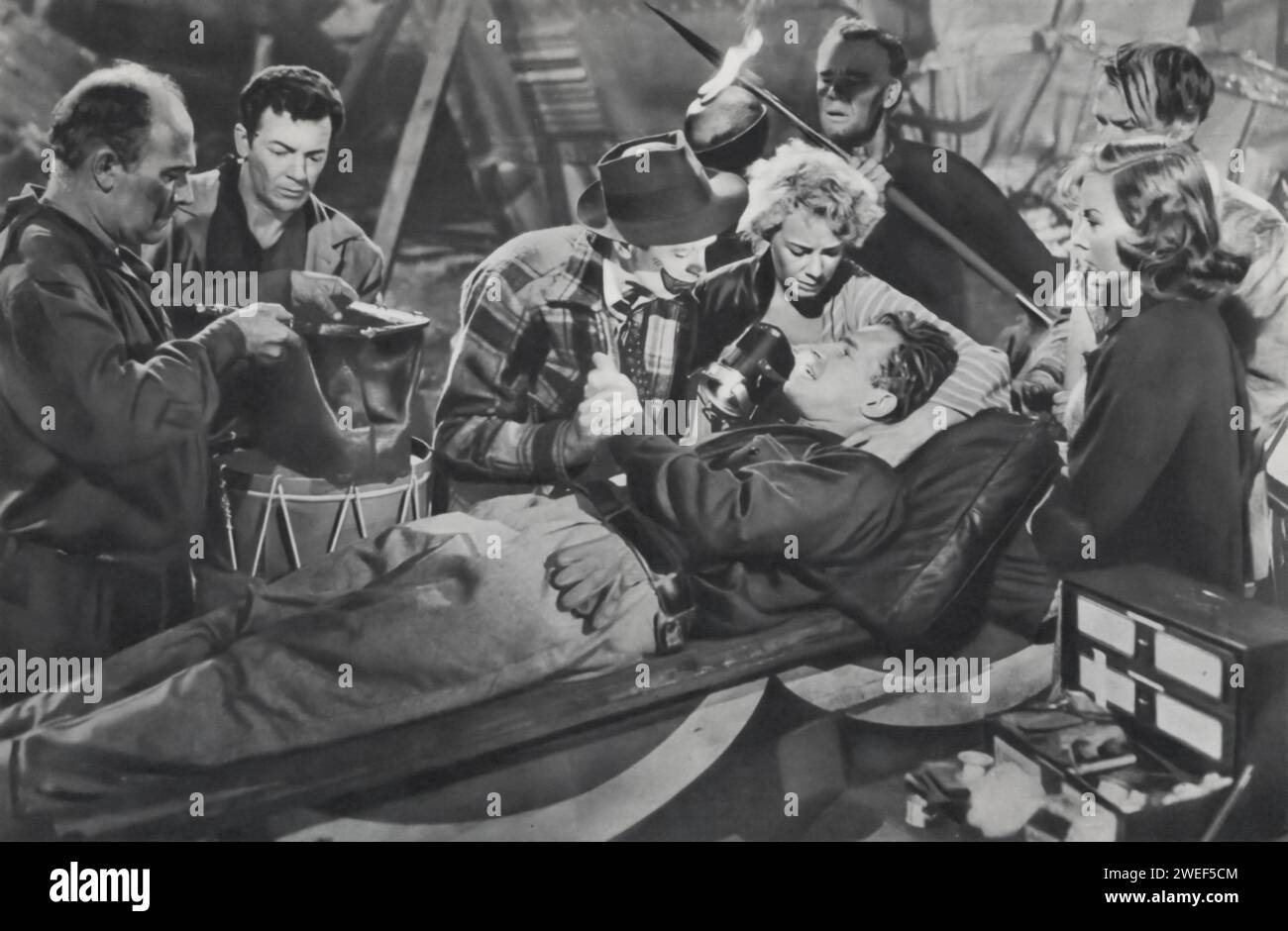 Cornel Wilde, James Stewart, Betty Hutton, Charlton Heston und Gloria Grahame sind die Hauptrollen in „The Greatest Show on Earth“ (1952), einem Drama, das in der pulsierenden Welt des Zirkus spielt. Heston spielt Brad Braden, den Zirkusmanager, Hutton porträtiert Holly, eine Trapezkünstlerin, Wilde ist der große Sebastian, ihren hochfliegenden Rivalen und Liebesinteresse, Stewart erscheint als Buttons, ein mysteriöser Clown mit einer verborgenen Vergangenheit, und Grahame spielt Angel, einen weiteren Hauptdarsteller der Truppe. Stockfoto