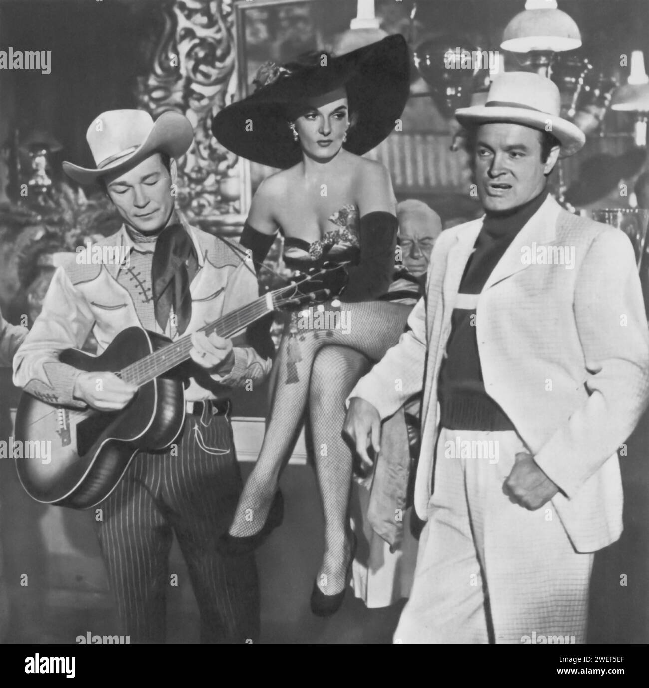 Bob Hope, Jane Russell und Roy Rogers spielen die Hauptrollen in „Son of Paleface“ (1952), einer westlichen Comedy-Fortsetzung des Films „The Paleface“. Hope spielt Peter „Junior“ Potter, den blöden Sohn eines tapferen Frontier-Helden, während Russell Mike „The Torch“ Delroy, einen Sänger mit einem Geheimnis, porträtiert und Rogers als er selbst erscheint und einen Hauch von authentischem westlichem Charme verleiht. Stockfoto