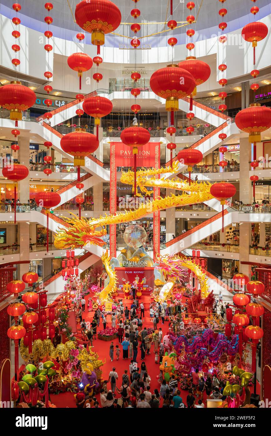 Kuala Lumpur, Malaysia - Januar 25,2024 : die goldenen Drachen und die chinesische Neujahrsdekoration im zentralen Hof des Pavillons Kuala Lumpur. Stockfoto